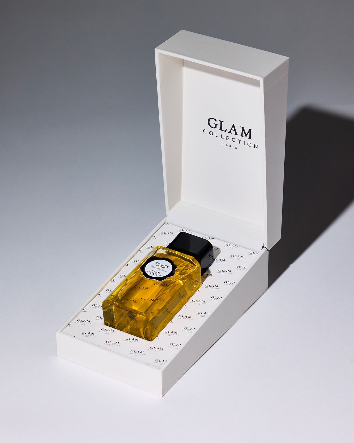 Flacon Sillage Unique présenté dans son coffret Glam Collection Paris